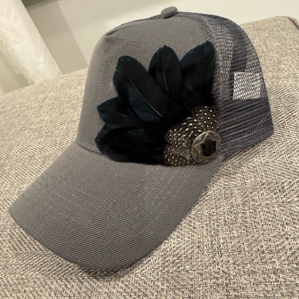 Elegant Gray Cap with Black Feather Accent